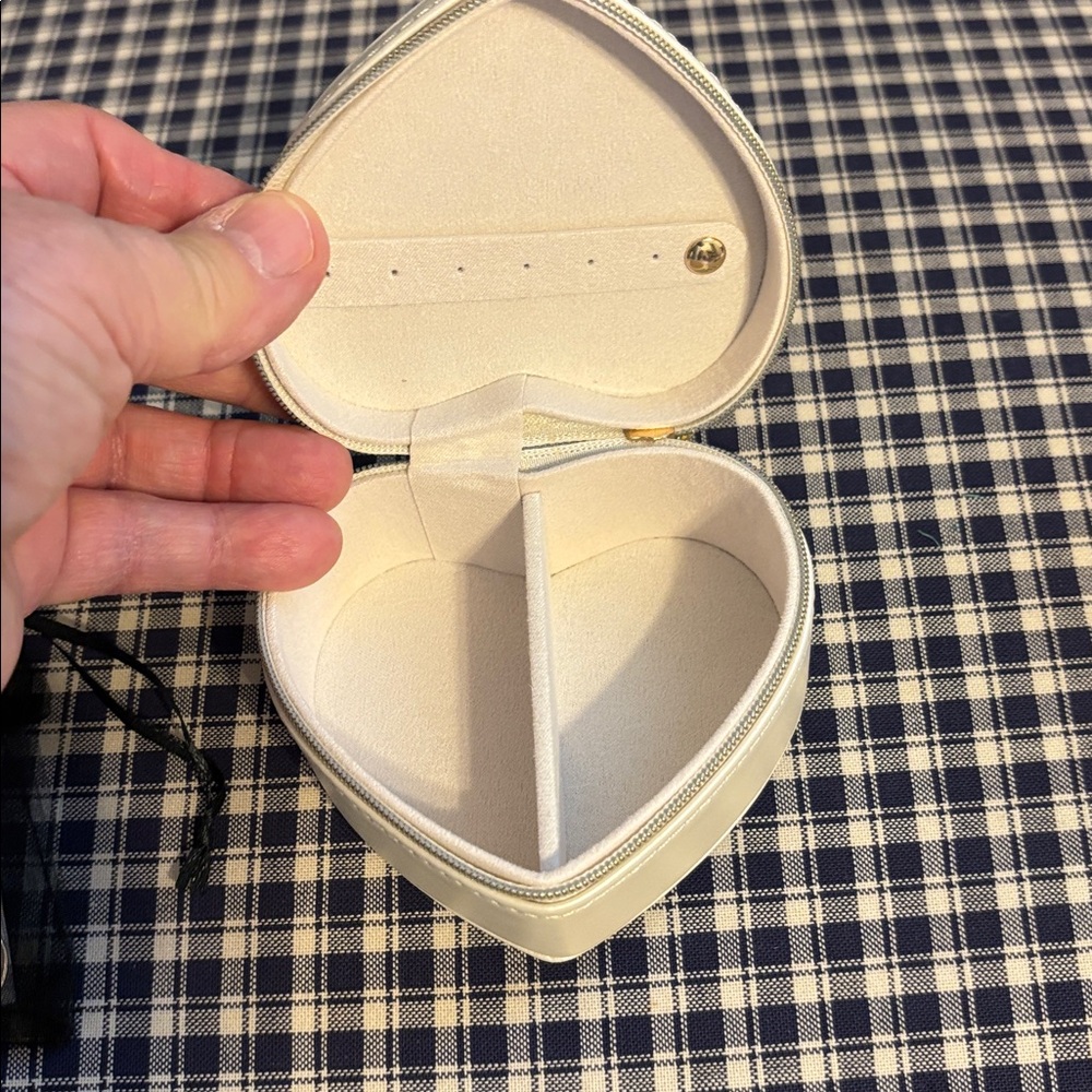 LC Lauren Conrad Gold Hoop Earrings and heart shaped  zip for travel - Picture 3 of 6